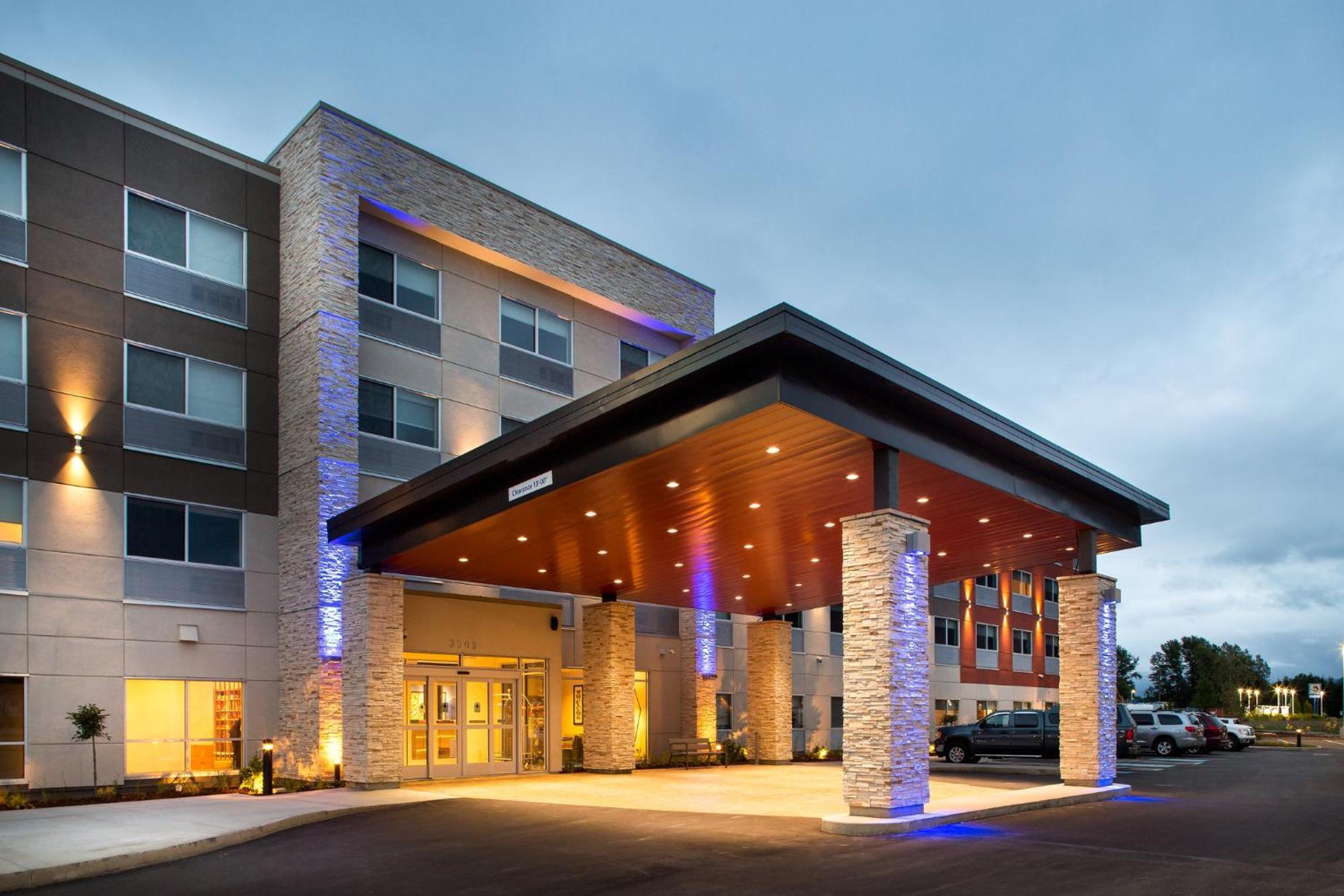 Holiday Inn Express & Suites Terrace By Ihg Exteriér fotografie